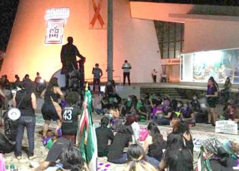 Feministas realizan plantón permanente frente al Congreso del Estado