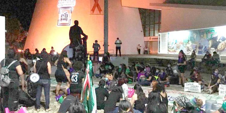 Feministas realizan plantón permanente frente al Congreso del Estado