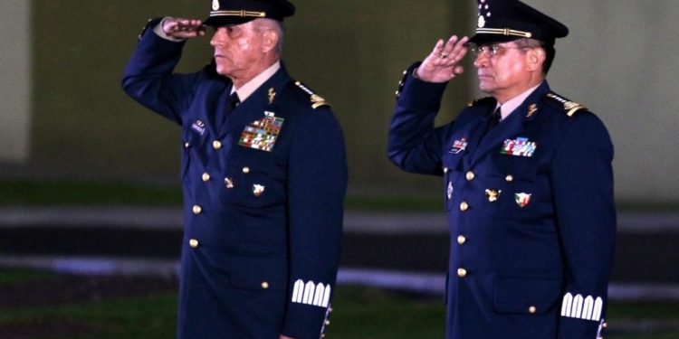 Luis Cresencio Sandoval protegió a Cienfuegos en su llegada a México: despidieron a trabajadores que ‘lo importunaron’