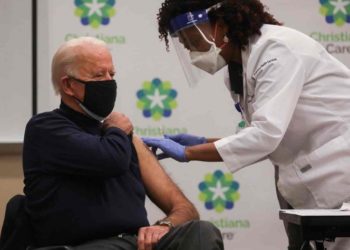 Joe Biden y su esposa se ponen vacuna de Pfizer