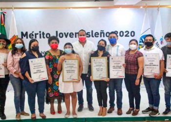 Entrega Juan Carrillo reconocimientos al «Mérito Joven Isleño 2020»