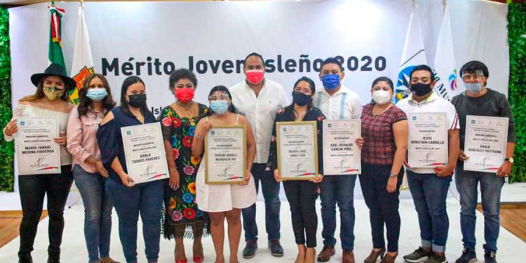 Entrega Juan Carrillo reconocimientos al «Mérito Joven Isleño 2020»
