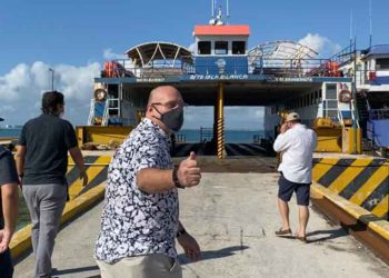 Insisten en vender los viejos transbordadores atracados en Isla Mujeres
