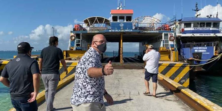 Insisten en vender los viejos transbordadores atracados en Isla Mujeres