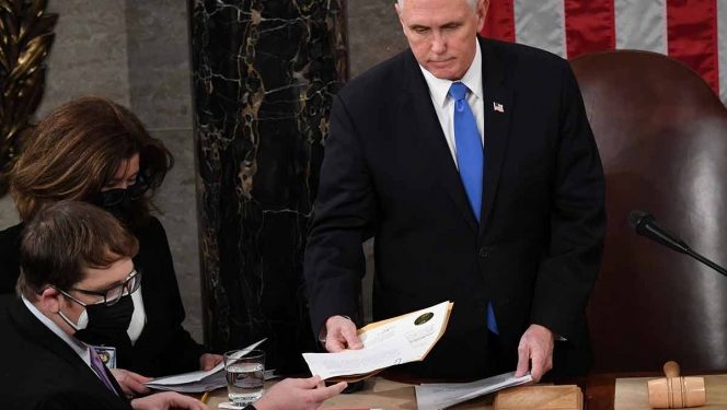 Anuncia Pence que no interferirá en certificación de Biden