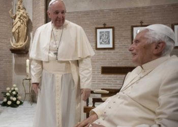 Vacunan al papa Francisco y a Benedicto XVI en el Vaticano