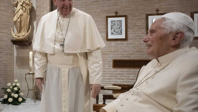 Vacunan al papa Francisco y a Benedicto XVI en el Vaticano