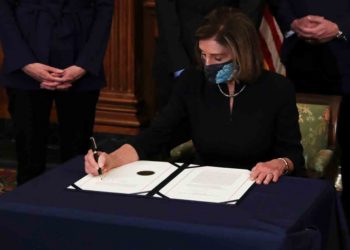 Pelosi firma acuerdo de juicio político contra Trump