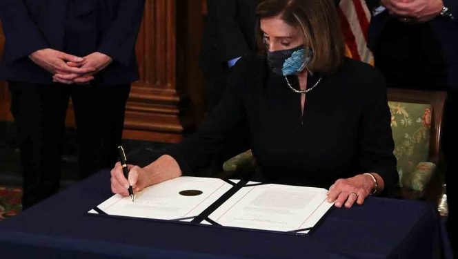 Pelosi firma acuerdo de juicio político contra Trump