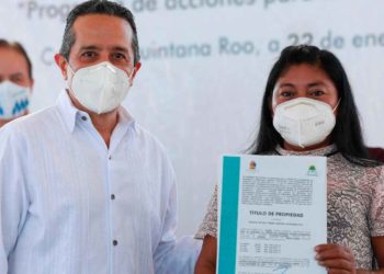 Carlos Joaquín entrega títulos de propiedad, que dan seguridad patrimonial y contribuyen a disminuir la desigualdad