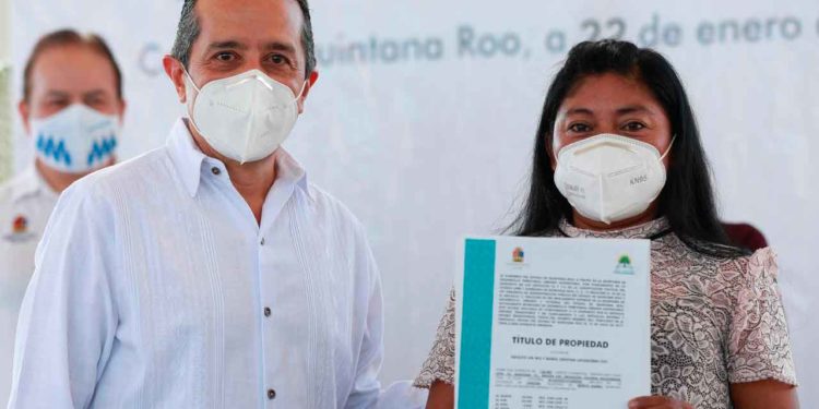 Carlos Joaquín entrega títulos de propiedad, que dan seguridad patrimonial y contribuyen a disminuir la desigualdad