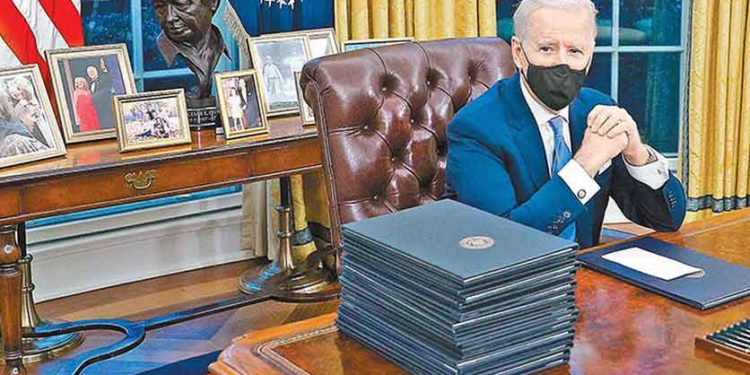 Biden borra legado de Trump en horas