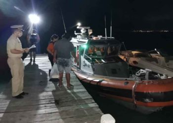 Rescatan durante esta madrugada a cinco personas a bordo de un pequeño bote