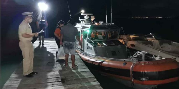 Rescatan durante esta madrugada a cinco personas a bordo de un pequeño bote