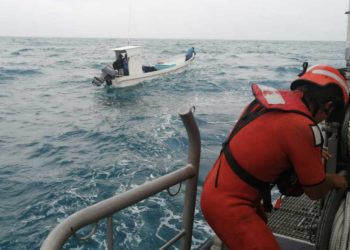 Personal de la Armada de México rescata a cuatro personas cerca de Contoy