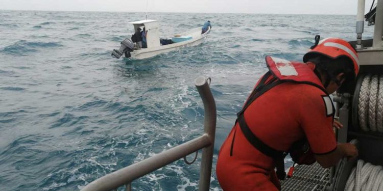 Personal de la Armada de México rescata a cuatro personas cerca de Contoy
