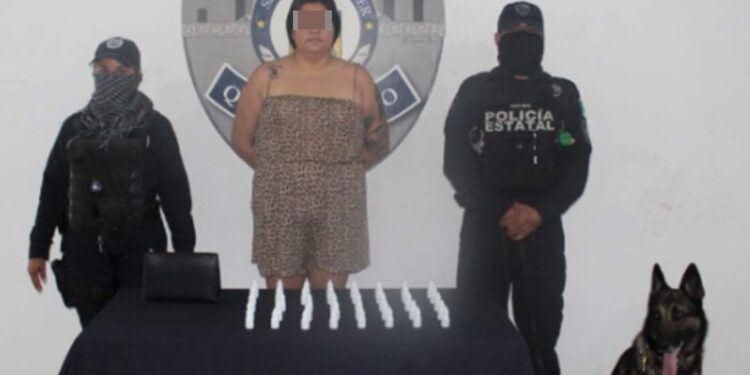 Detienen a hija de notario público cuando intentaba cruzar a Isla Mujeres con droga líquida