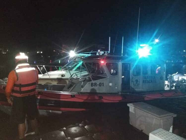 La Semar rescata a seis personas a la deriva en una embarcación cerca de Isla Mujeres
