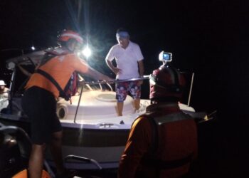 La Semar rescata a seis personas a la deriva en una embarcación cerca de Isla Mujeres