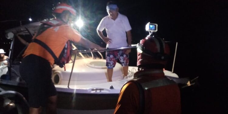 La Semar rescata a seis personas a la deriva en una embarcación cerca de Isla Mujeres