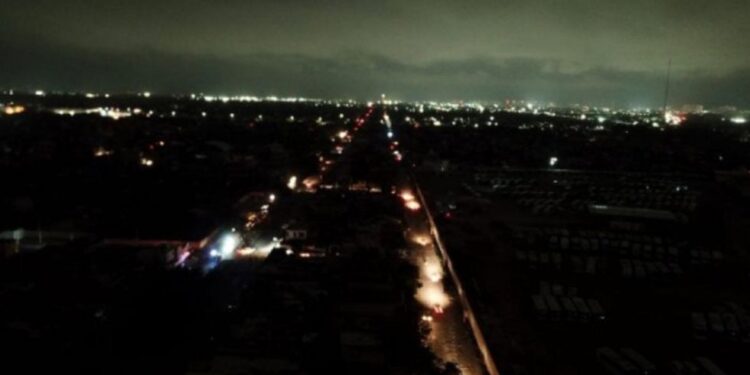 Varias regiones de Cancún siguen sin energía eléctrica