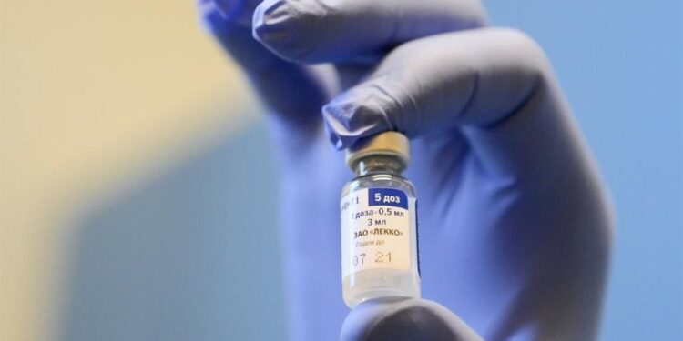 Admite Rusia que no tiene la capacidad para satisfacer la demanda de su vacuna Sputnik V