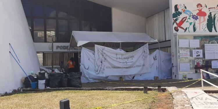 Red Feminista vuelve a tomar el Congreso del Estado por incumplir con el acuerdo firmado por diputados