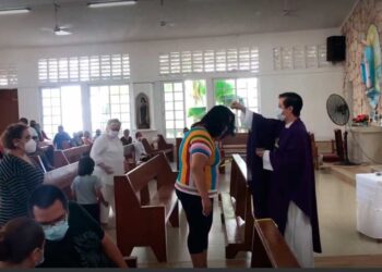 Con ceniza en bolsita y folleto, fieles celebran la cuaresma en casa