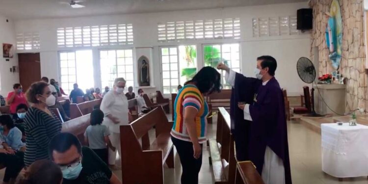 Con ceniza en bolsita y folleto, fieles celebran la cuaresma en casa