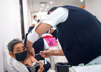 Pésima organización en la aplicación de la primera dosis de vacunas contra el Covid-19 en Isla Mujeres