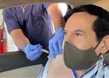 Pepillo Origel presume que ya accedió a la segunda dosis de la vacuna contra el COVID-19 en EU (video)
