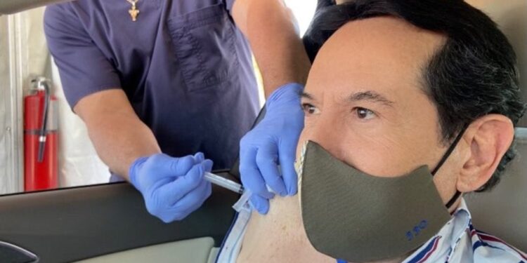 Pepillo Origel presume que ya accedió a la segunda dosis de la vacuna contra el COVID-19 en EU (video)