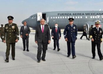 AMLO aterriza por primera vez en el aeropuerto de Santa Lucía (video)