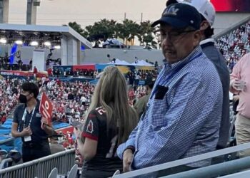 Director de Servicios de Salud del Edomex fue al Super Bowl, lo despiden