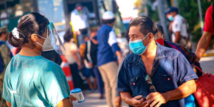 Llegan de Zona Continental Adultos Mayores para recibir su primera Vacuna contra el Covid-19