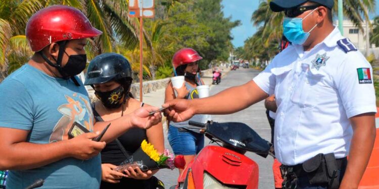 Invita dirección de Tránsito a ponerse en regla con la documentación de sus vehículos