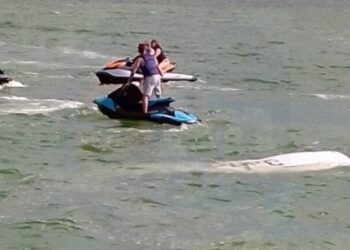 Registran en video el desplome de la avioneta sobre la laguna Nichupte en Cancún