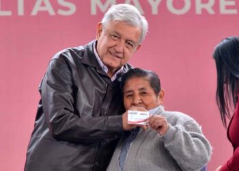 AMLO aumenta la pensión y baja a 65 años la edad para recibirla