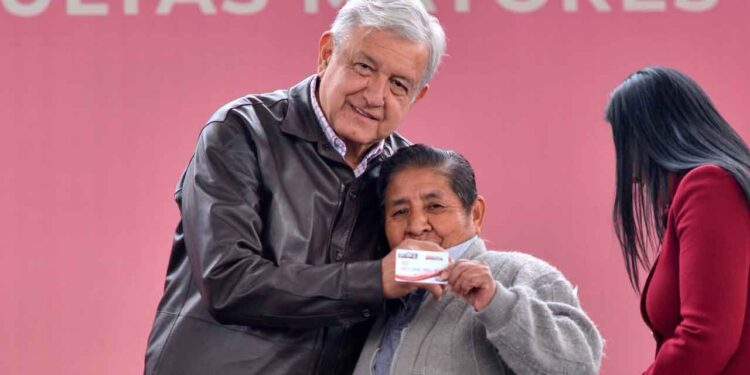 AMLO aumenta la pensión y baja a 65 años la edad para recibirla