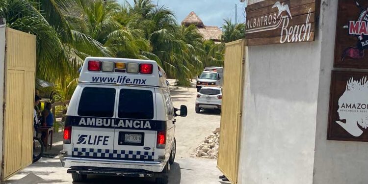Tras la muerte de turista en Isla Mujeres, Protección Civil procede a la clausura del Club de Playa Albatros