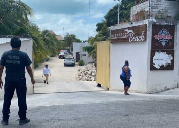Tragedia en Isla Mujeres, se desploma una palapa sobre turistas, hay uno muerto y varios heridos