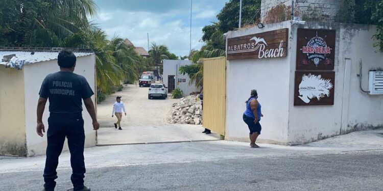 Tragedia en Isla Mujeres, se desploma una palapa sobre turistas, hay uno muerto y varios heridos