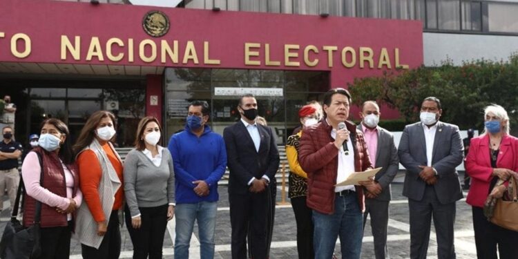 Se lanza Morena contra INE y lo acusa de querer quitarle mayoría con candado a pluris