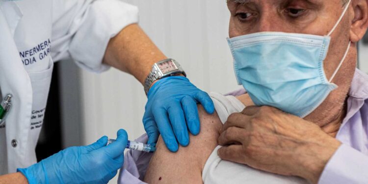 Temen Isleños que no lleguen suficientes vacunas contra el Covid-19 el próximo lunes