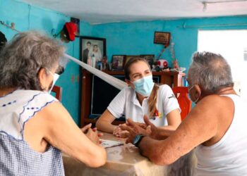 Atenea se compromete a ofrecer más apoyos a los abuelitos de Isla Mujeres