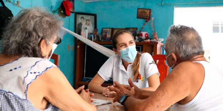 Atenea se compromete a ofrecer más apoyos a los abuelitos de Isla Mujeres