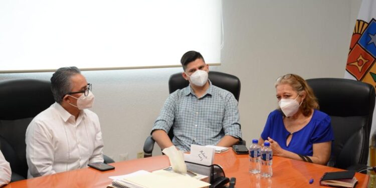 Representantes de los gobiernos federal y estatal brindan atención a la familia de Victoria Salazar