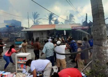 Negocios afectados por el incendio se mantienen acordonados por investigación de la FGE