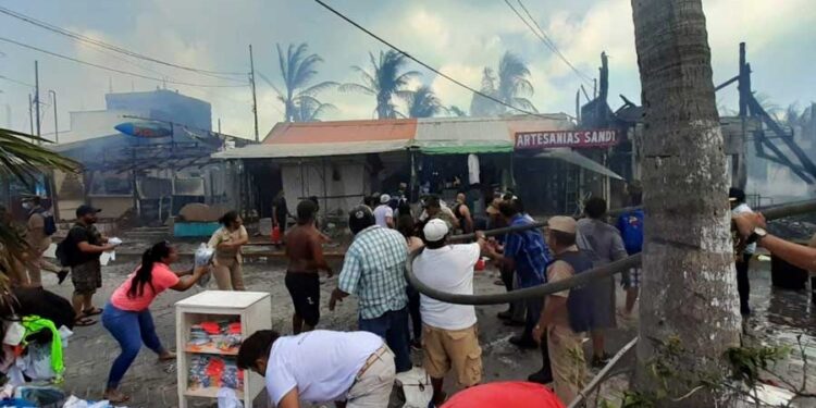 Negocios afectados por el incendio se mantienen acordonados por investigación de la FGE