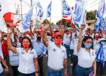 Por su trabajo realizado, vecinos de la Colonia Centro respaldan a Pedro Joaquín para continuar reactivando Cozumel